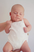 Recém-nascido com roupa inspirada na Baby Box Pop Green