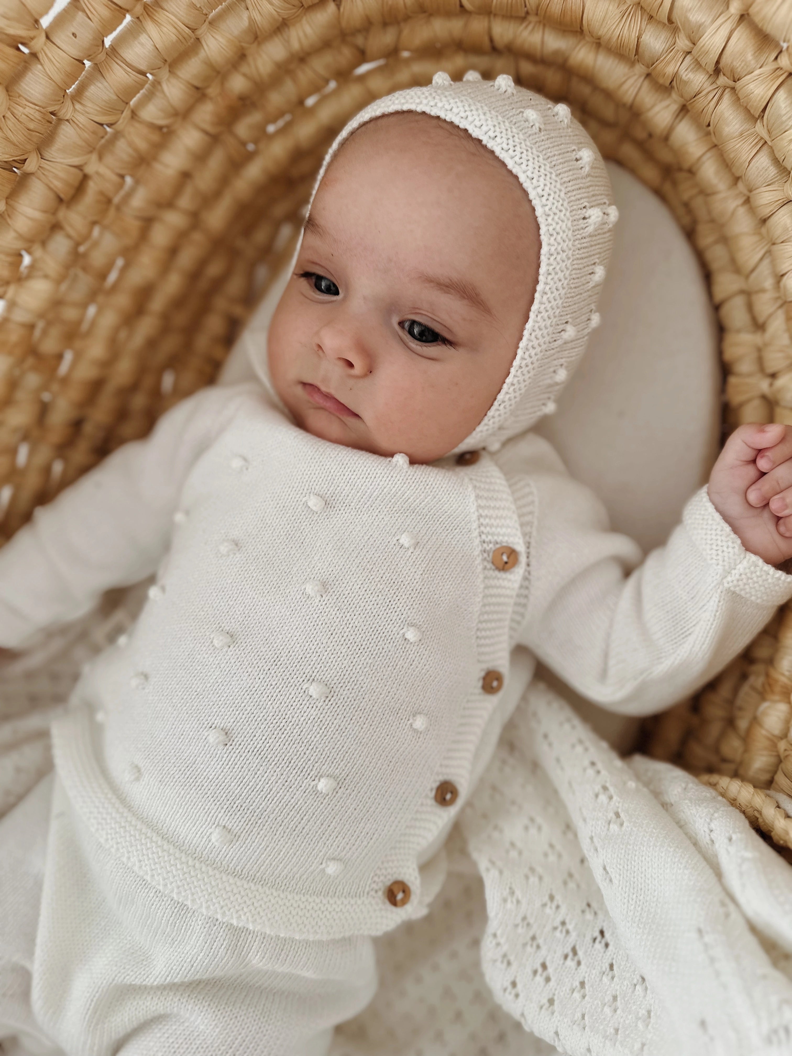 Recém-nascido com roupa e manta da Newborn Premium Dots