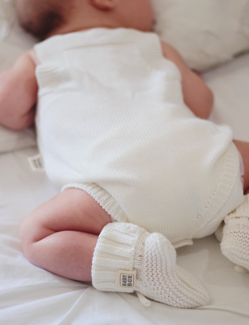 Recém-nascido com roupa da Newborn Maternity White