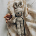 swaddle bege vichy e coelho em crochet bebé