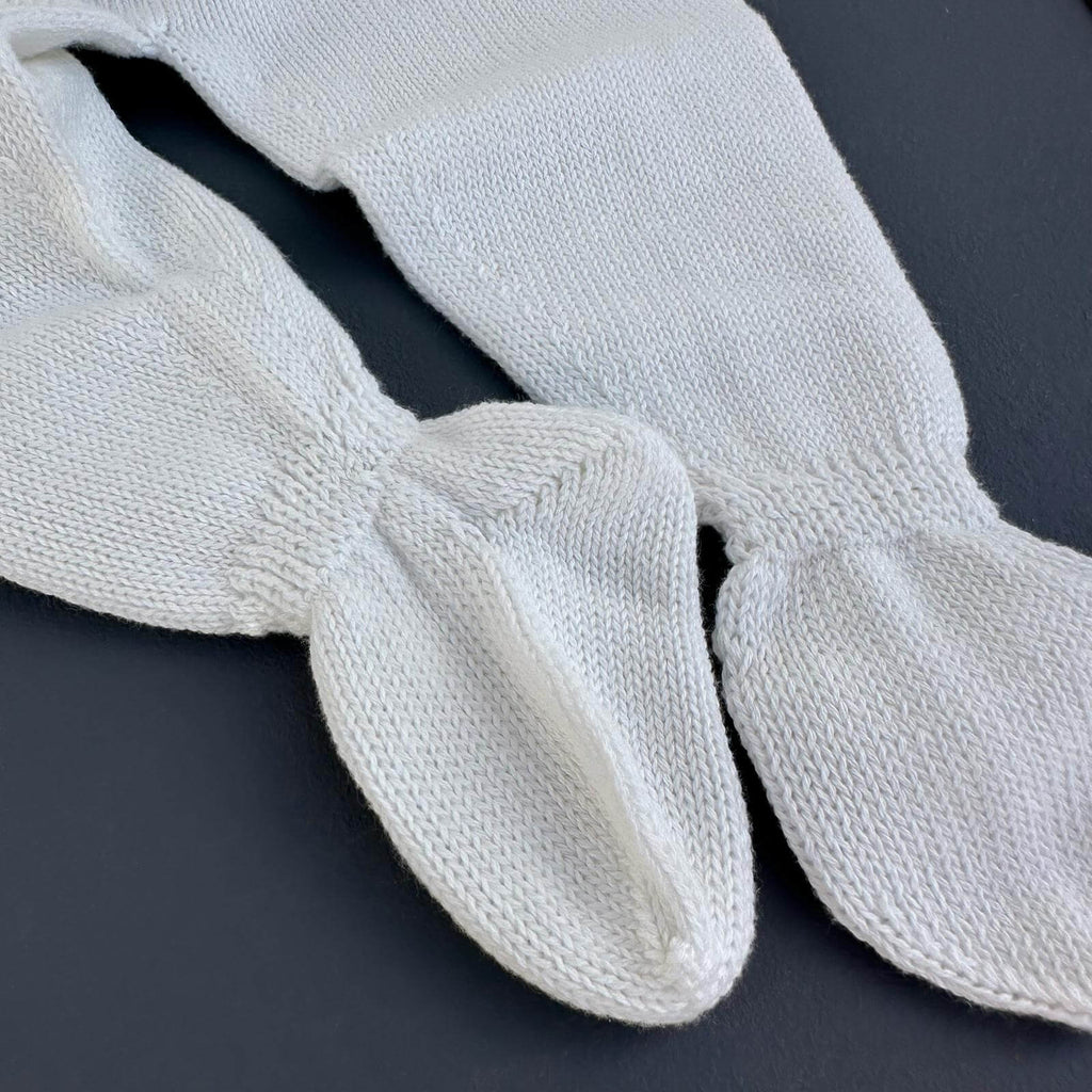 calça do conjunto branco, detalhe dos pés